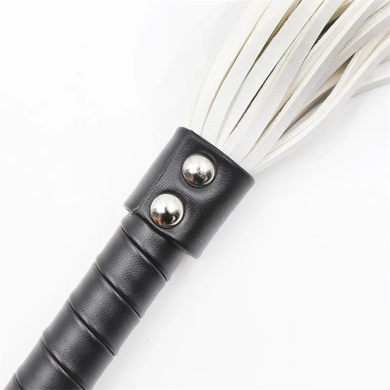 Flogger con Doble Remache 44 cm · LATETOBED BDSM LINE · Spanking y Azotes — Foto 8