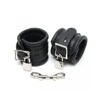 Esposas de Pies Cuero Negro con Candado 7cm · BONDAGE PLAY · Esposas y Ataduras