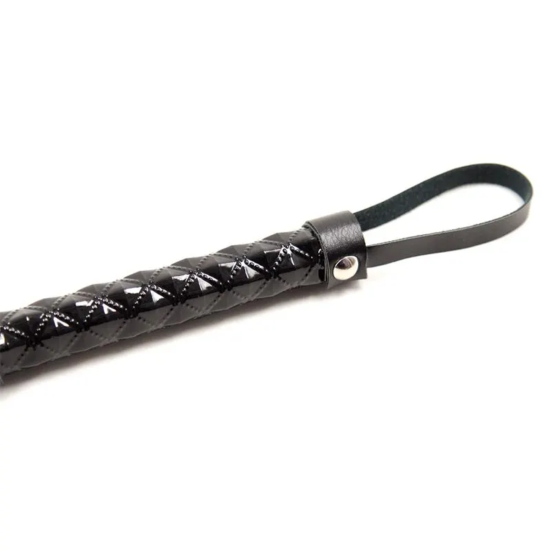 Flogger Patrón de Diamante y Mango de Metal 39 cm Negro · LATETOBED BDSM LINE · Spanking y Azotes — Foto 3