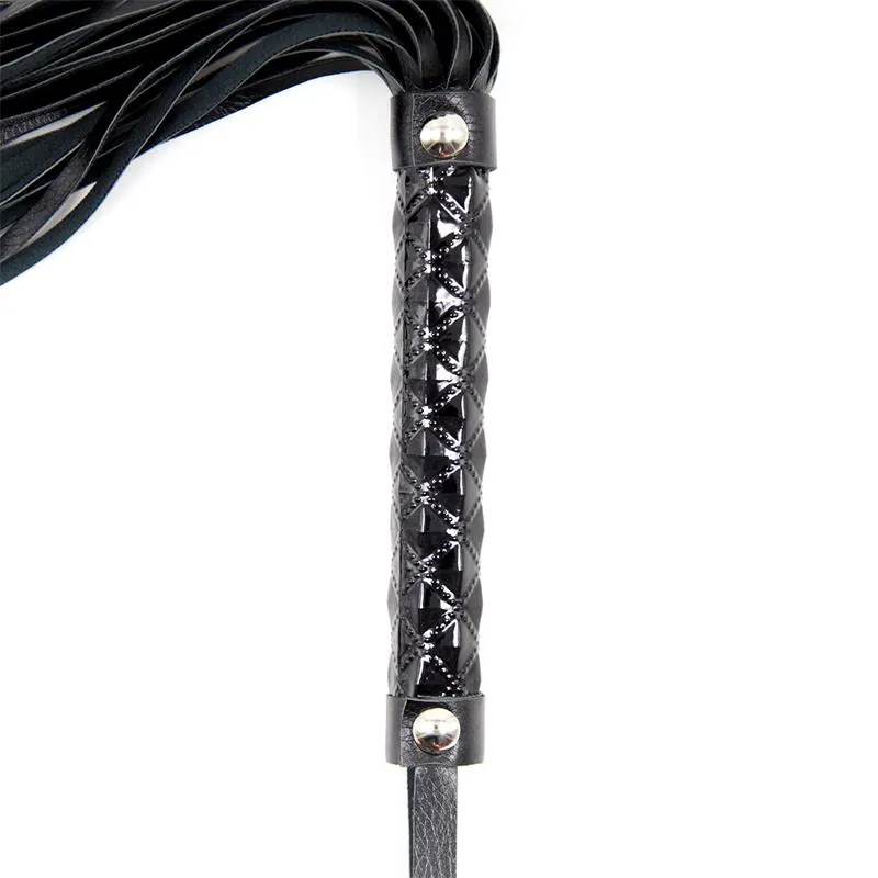 Flogger Patrón de Diamante y Mango de Metal 39 cm Negro · LATETOBED BDSM LINE · Spanking y Azotes — Foto 4
