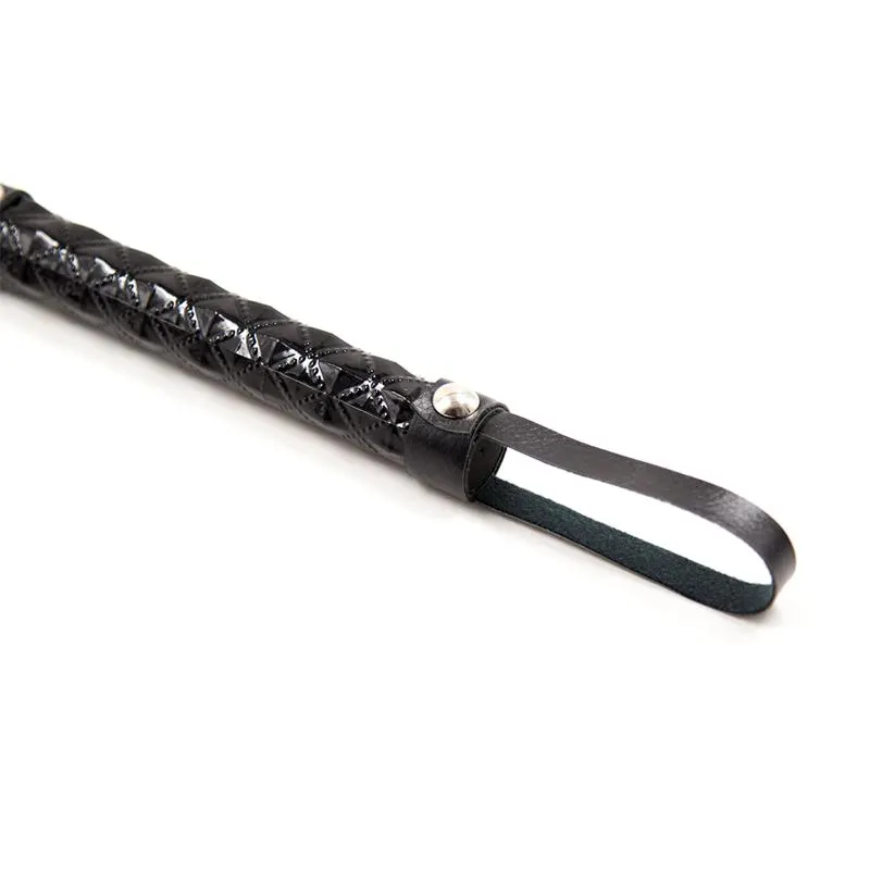 Flogger Patrón de Diamante y Mango de Metal 39 cm Negro · LATETOBED BDSM LINE · Spanking y Azotes — Foto 6