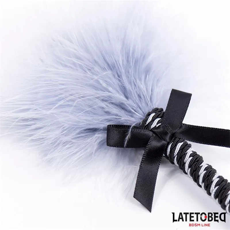 Plumero con Lazo Gris y Negro 25cm · LATETOBED BDSM LINE · Accesorios y Sets — Foto 3