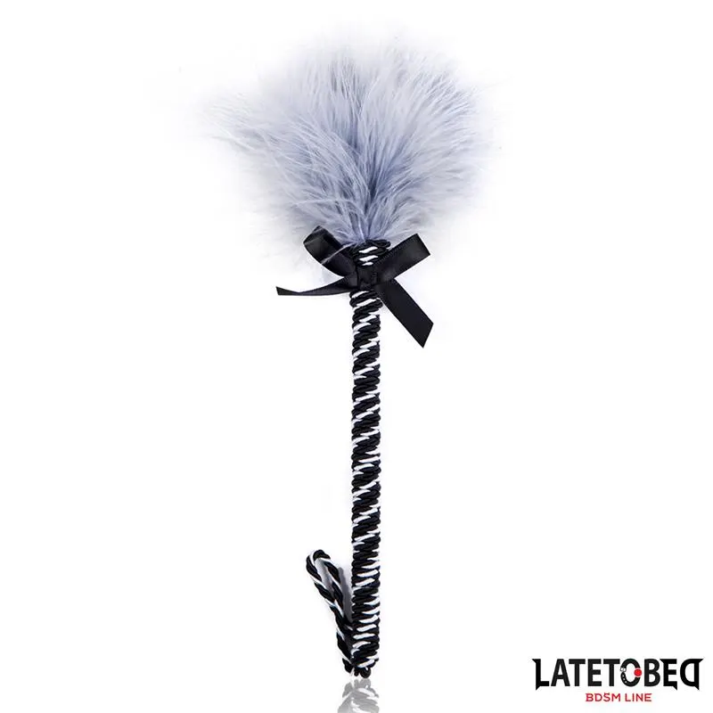 Plumero con Lazo Gris y Negro 25cm · LATETOBED BDSM LINE · Accesorios y Sets
