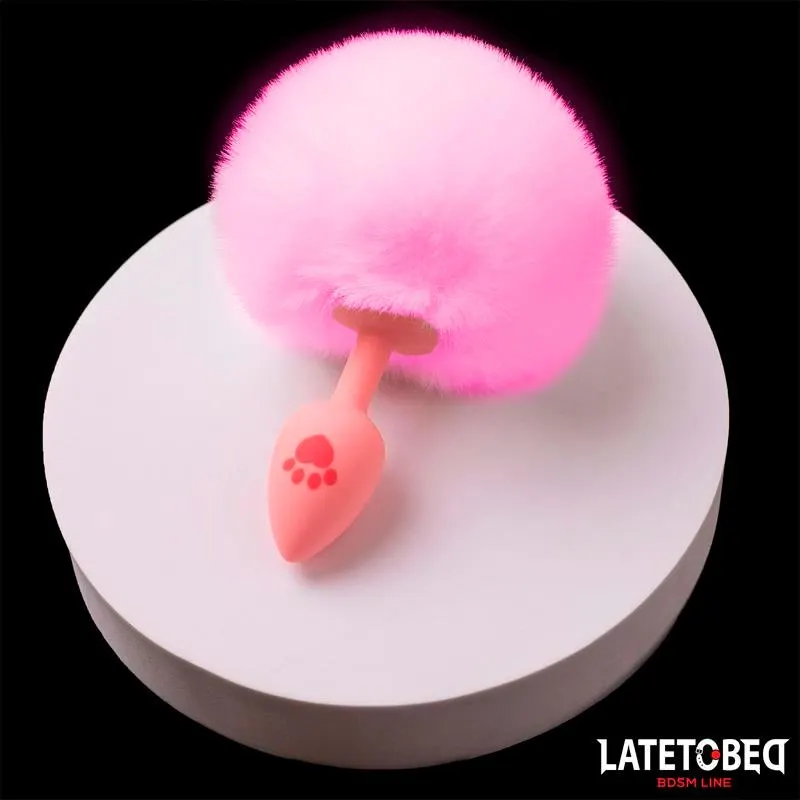 Plug Rosa de Silcona con Pompón Rosa · LATETOBED BDSM LINE · Anal — Foto 3