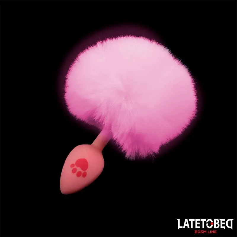 Plug Rosa de Silcona con Pompón Rosa · LATETOBED BDSM LINE · Anal — Foto 4
